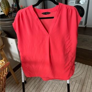 Comfy relaxed fit Banana Republic shell top!